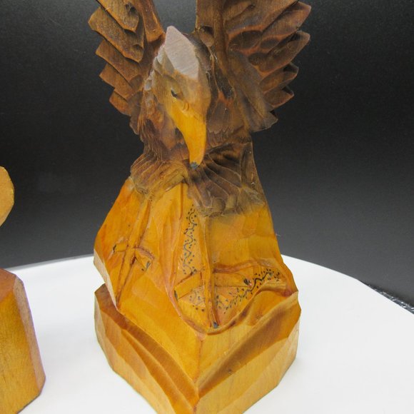 PAIR OF HAND CARVED WOODEN EAGLES. - Picture 9 of 9
